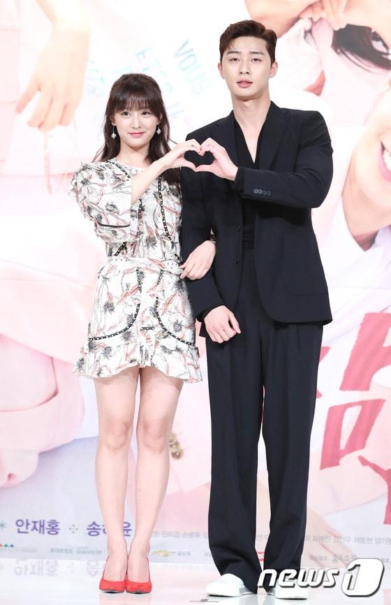 본문 이미지 - 배우 김지원, 박서준(오른쪽)이 18일 오후 서울 영등포 타임스퀘어에서 열린 KBS2 드라마 ‘쌈, 마이웨이’ 제작발표회에 참석해 포즈를 취하고 있다. ⓒ News1 권현진 기자