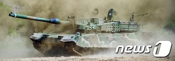 본문 이미지 - 18일 육군 제11기계화보병사단 기갑수색대대가 손상되거나 파손된 장비를 복구시키는 전술집중 훈련을 진행하면서 K2전차가 고속으로 기동 중에 있다.(육군 제11기계화보병사단 제공)2017.5.18/뉴스1 ⓒ News1 박태순 기자