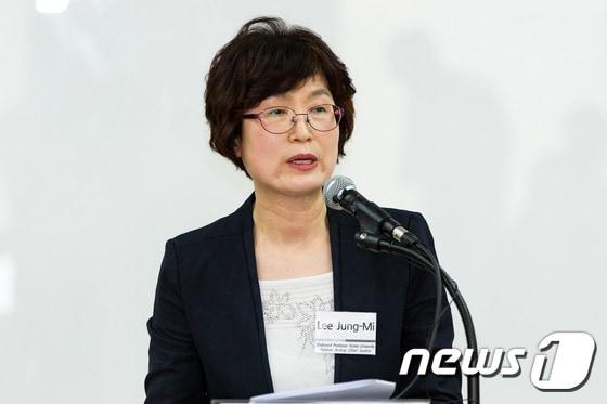 본문 이미지 - 이정미 전 헌법재판소장 권한대행이 18일 오전 서울 성북구 고려대 CJ법학관에서 열린 '고대 법전원과 미국 UC얼바인 로스쿨 공동학술대회'에서 기조연설을 하고 있다.(고려대 제공)2017.5.18/뉴스1