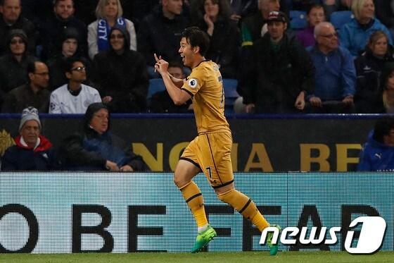 본문 이미지 - 손흥민이 19일(한국시간) 영국 레스터의 킹 파워 스타디움에서 열린 레스터 시티와의 2016-17 잉글랜드 프리미어리그 34라운드에서 득점 후 기뻐하고 있다. ⓒ AFP=News1