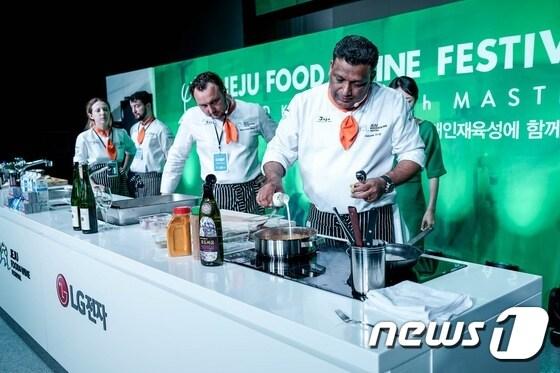 본문 이미지 - 비크람 가르크(Vikram Garg) 셰프가 지난 18일 제주 한라대학교 한라컨벤션센터에서 열린 ‘그랜드 키친 위드 마스터즈(Grand Kitchen with Masters)’에서 ‘LG 디오스 하이브리드 전기레인지’를 이용해 요리하는 모습. (LG전자 제공) ⓒ News1