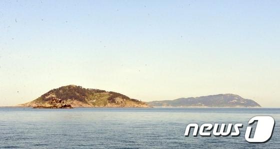 본문 이미지 - 제주시 추자면 소속 행정선 추자호(16톤)에서 바라본 추포도(왼쪽)와 횡간도. 추자도 부속섬인 추포도와 횡간도는 각각 1가구 4명, 5가구 7명이 사는 유인도다.ⓒ News1