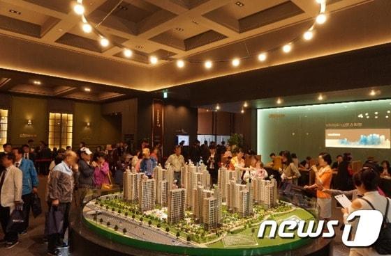 본문 이미지 - '영종하늘도시 KCC 스위첸' 모델하우스 로비에 몰린 내방객들의 모습ⓒ News1