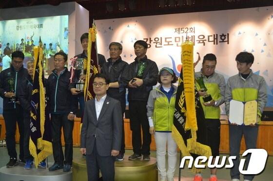 본문 이미지 - 19일 횡성실내체육관에서 열린 제52회 강원도민체육대회 폐회식에서 송석두 강원도 행정부지사(앞줄 가운데)와 1부 1~3위 팀들이 기념촬영을 하고 있다. 1부 우승은 춘천시가 차지했다.2017.5.19/뉴스1 ⓒ News1 권혜민 기자