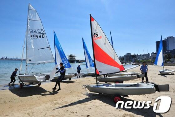 본문 이미지 - 포항해양스포츠 아카데미에서 전 요트 국가대표 감독인 홍진영씨와 수강생들이 요트를 바다에 띄울 준비를 하고 있다.2017.4.2/뉴스1ⓒ News1최창호 기자