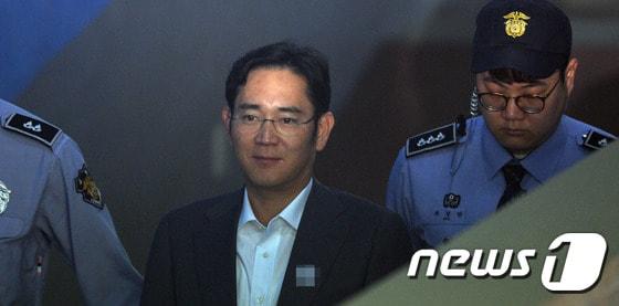 본문 이미지 - 이재용 삼성전자 부회장이 2일 오전 서울 서초구 중앙지방법원에서 열린 '비선실세' 최순실 관련 뇌물공여 등 10회 공판에 출석하고 있다. 2017.5.2/뉴스1 ⓒ News1 김명섭 기자