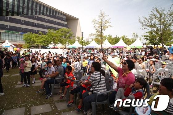본문 이미지 - 완주군청에서 어린이날 대축제가 열리고 있다.(완주군제공)2017.5.2/뉴스1ⓒ News1