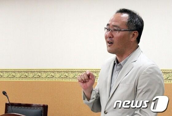 본문 이미지 - 서영표 제주대학교 교수가 19일 제주국제협의회가 주최한 '제주 사회적 자본 증진을 위한 시민참여 교육플랫폼'에서 강연을 하고 있다. 2017.05.20/뉴스1 ⓒ News1 안서연 기자