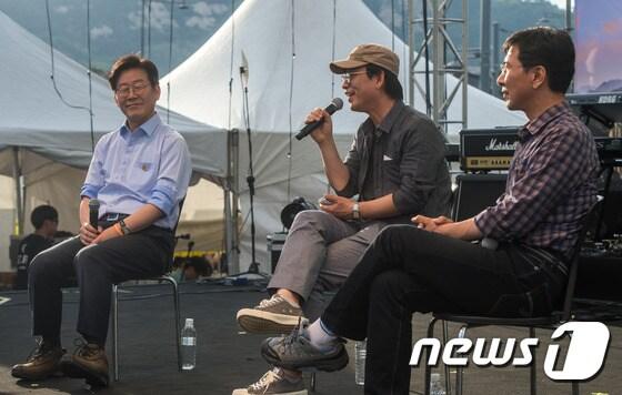 본문 이미지 - 20일 오후 서울 광화문광장에서 열린 노무현 대통령 서거 8주기 시민문화제 토크쇼에 참석한 이재명(왼쪽부터) 성남시장, 유시민 전 보건복지부 장관, 안희정 충남지사가 대화를 나누고 있다. 2017.5.20/뉴스1 ⓒ News1 성동훈 기자