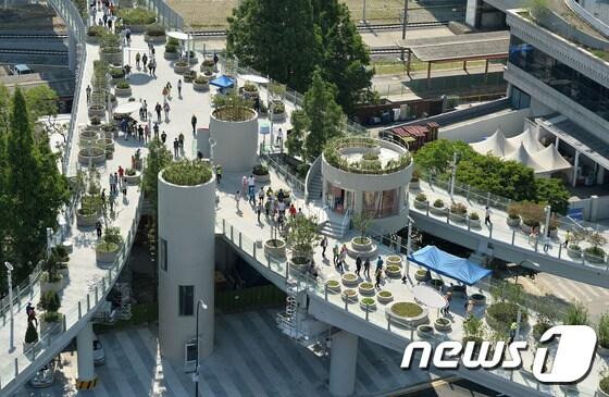 본문 이미지 - 서울역 고가공원2017.5.21/뉴스1 ⓒ News1 이재명 기자