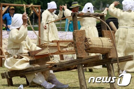 본문 이미지 - 길쌈놀이 장면. 사진은 기사 내용과 관련 없음. /뉴스1 ⓒ News1 