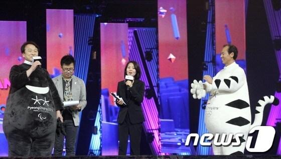 본문 이미지 - 최문순 강원도지사와 정창수 한국관광공사 사장이 19일 일본 치바현 마쿠하리 멧세에서 열린 '케이콘 2017 재팬(KCON 2017 Japan)' 본 무대 식전 행사에서 평창동계올림픽 공식 마스코트인 ‘수호랑 반다비’ 인형 탈을쓰고 평창동계올림픽을 홍보하고 있다. (한국관광공사 제공) 2017.5.21/뉴스1 ⓒ News1 송원영 기자