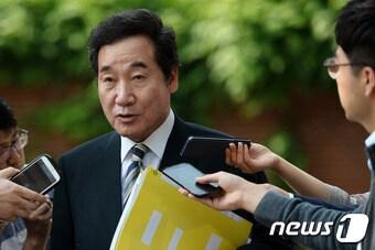 본문 이미지 - 이낙연 국무총리 후보자가 국회 인사청문회를 이틀 앞둔 22일 오전 서울 종로구 금융감독원 연수원에 마련된 사무실로 출근하며 취재진의 질문에 답하고 있다. 2017.5.22/뉴스1 ⓒ News1 오대일 기자