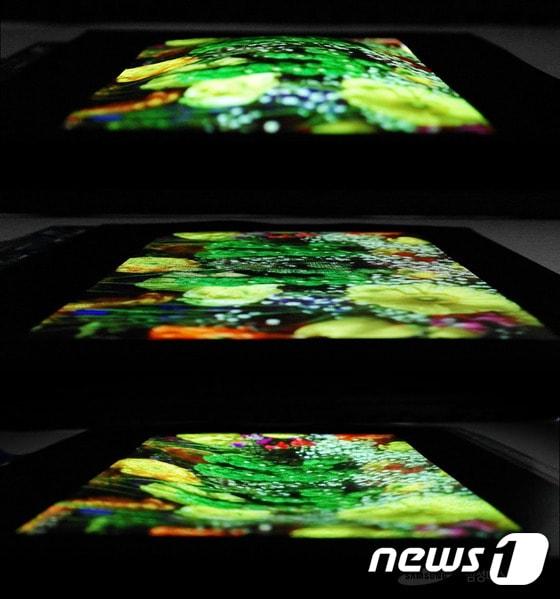 본문 이미지 - 삼성디스플레이가 SID 2017에서 공개한 세계 최초의 9.1형 스트레처블(stretchable) OLED. 화면을 누르면 최대 12mm까지 늘어난다.ⓒ News1