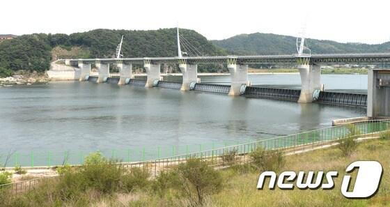 본문 이미지 - 22일 오후 경기도 여주시 강천보 너머로 남한강이 흐르고 있다. 김수현 청와대 사회수석비서관은 이날 춘추관 브리핑을 통해 문 대통령이 오는 6월 1일부터 녹조발생 우려가 높은 4대강 보 6개를 상시개방을 시작할 것을 지시했다고 밝혔으며 강천보 등 나머지 10개 보는 생태계 상황, 수자원 확보, 보 안전성 등을 면밀히 검토하여 개방 수준과 방법을 단계별로 확정할 계획이다. 2017.5.22/뉴스1 ⓒ News1 오장환 기자