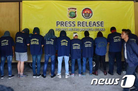 본문 이미지 - 2017년 인도네시아 자카르타에 있는 한 경찰서에서 기자회견이 열리는 동안 사우나에서 게이 파티를 했다는 이유로 붙잡혀온 남성들이 뒤돌아서있다. ⓒ AFP=뉴스1 ⓒ News1 최종일 기자