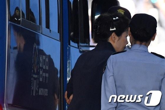 본문 이미지 - 뇌물혐의 등으로 구속기소 된 박근혜 전 대통령이 23일 오전 서울 서초동 서울중앙지법에서 열리는 첫 재판에 출석하기 위해 호송차에서 내려 법정으로 향하고 있다. 박 전 대통령은 지난 3월 31일 서울구치소에 수감된지 53일 만에 검은색 사복과 올림머리를 하고 모습을 드러냈다.2017.5.23/뉴스1 ⓒ News1 유승관 기자