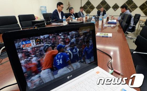 본문 이미지 - 23일 서울 강남구 도곡동 야구회관에서 열린 프로야구 삼성-한화 '벤치 클리어링' 사태 관련 KBO 상벌위원회에서 당시 난투극 중계 화면이 재생되고 있다./뉴스1 DBⓒ News1 오대일 기자