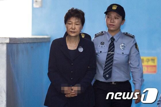 본문 이미지 - 뇌물혐의 등으로 구속기소 된 박근혜 전 대통령. /뉴스1 ⓒ News1 유승관 기자