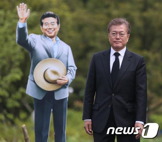 본문 이미지 - 문재인 대통령이 23일 김해 진영읍 봉하마을에서 열린 고(故) 노무현 전 대통령 8주기 추도식에서 인사말을 하기 위해 단상에 오르고 있다. 2017.5.23/뉴스1 ⓒ News1 송원영 기자