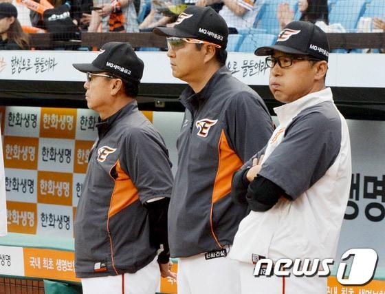 본문 이미지 - 김성근 한화이글스 감독의 사의 표명이 알려진 23일 이상군 감독권한 대행이 대전 한화생명이글스파크에서 진행된 KIA 타이거즈와의 경기를 앞두고 그라운드에 서서 숨을 몰아쉬고 있다./뉴스1 DBⓒ News1 주기철 기자