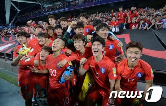 본문 이미지 - 23일 오후 전북 전주월드컵경기장에서 열린 ' 2017 FIFA U-20 월드컵' A조 2차전 대한민국과 아르헨티나의 경기에서 2대1 승리를 거둔 대한민국 축구대표팀이 16강에 진출을 축하하며 취재진을 향해 포효하고 있다. .2017.5.23/뉴스1 ⓒ News1 이동원 기자