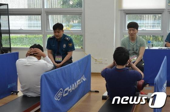 본문 이미지 - 24일 오전 충남지방경찰청 상무관에서 열린 2017 경찰공무원 체력검정에서 한 경찰관이 윗몸일으키기를 하고 있다. 이날 충남지방경찰청 소속 55세미만 총경이하 경찰관들은 악력, 팔굽혀 펴기, 윗몸일으키기, 100m달리기 4종목에 대한 평가를 받았다. 2017.5.24/뉴스1 ⓒ News1 박현석 기자