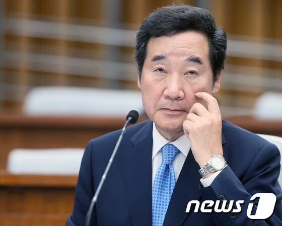 본문 이미지 - 이낙연 국무총리 후보자가 24일 서울 여의도 국회에서 열린 인사청문회에서 의원들의 질의를 듣고 있다. 2017.5.24/뉴스1 ⓒ News1 송원영 기자