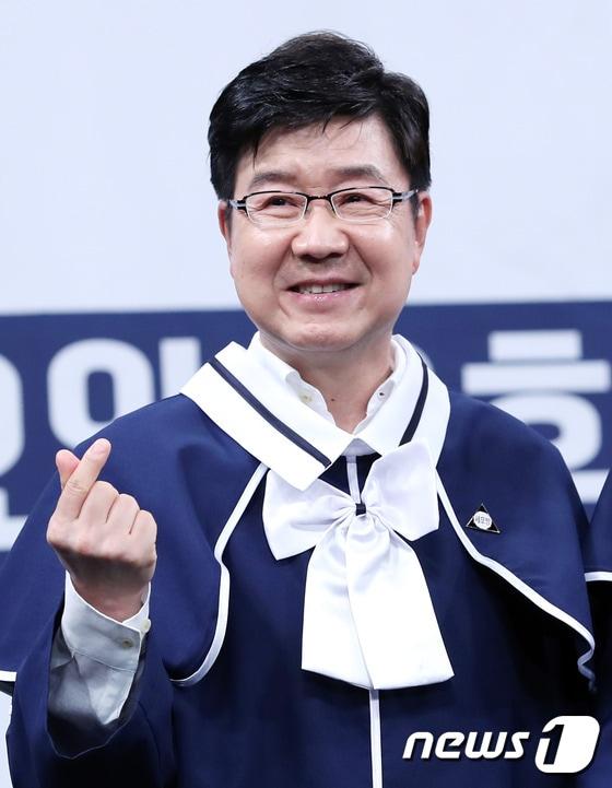 본문 이미지 - 배우 임백천이 24일 오후 서울 상암 MBC에서 열린 ‘세상의 모든 방송’(세모방) 제작발표회에 참석해 포즈를 취하고 있다. ⓒ News1 권현진 기자