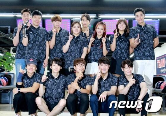 본문 이미지 - 연예인 볼링단 ‘팀원’이 24일 오후 서울의 한 볼링장에서 창단식을 진행했다. ⓒ News1 강고은 에디터