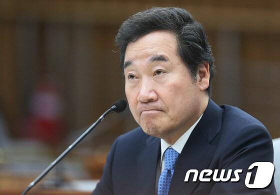 본문 이미지 - 이낙연 국무총리 후보자가 24일 서울 여의도 국회에서 열린 인사청문회에서 의원들의 질의를 듣고 있다. 2017.5.24/뉴스1 ⓒ News1 송원영 기자