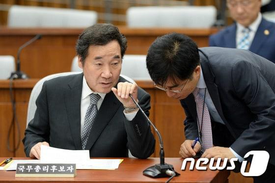 본문 이미지 - 이낙연 국무총리 후보자가 25일 오전 서울 여의도 국회에서 열린 인사청문회에 출석해 마이크를 가리고 관계자와 대화를 하고 있다. 2017.5.25/뉴스1 ⓒ News1 박세연 기자