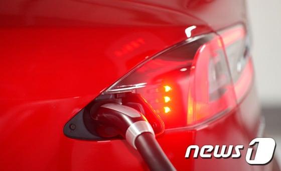 본문 이미지 - 미래형 자동차 충전 장면. (자료사진) 2017.5.25/뉴스1