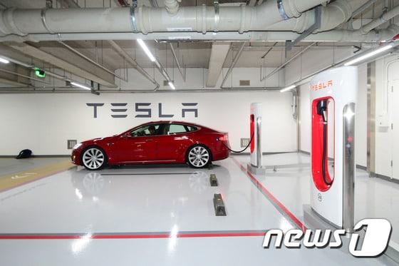 본문 이미지 - 테슬라 급속충전기 '수퍼 차저' /뉴스1 ⓒ News1 이승배 기자
