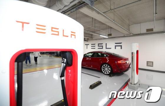 본문 이미지 - 서울 강남구 그랜드인터컨티넨탈 호텔에 설치된 테슬라 '수퍼 차저' 충전시설. 2017.5.25/뉴스1 ⓒ News1 이승배 기자