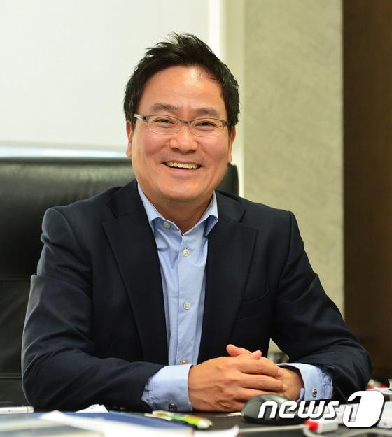 본문 이미지 - 25일 오전 서울 강남구 도심공항타워에서 JKL파트너스 정장근 대표이사가 뉴스1과 인터뷰에 앞서 사진촬영에 임하고 있다. 2017.5.25/뉴스1 ⓒ News1 이승배 기자