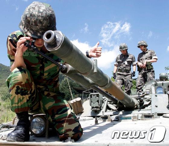 본문 이미지 - 25일 육군 3기갑여단이 주둔지 및 작계지역 일대에서 동원예비군 훈련을 진행해 조준감사훈련을 실시하고 있다.(육군 3기갑여단 제공)2017.5.25/뉴스1 ⓒ News1 박태순 기자
