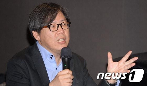 본문 이미지 - 박찬경 작가가 25일 서울 삼청동 국제갤러리에서 개인전 '안녕 安寧 farewell '과 관련해 기자간담회를 하고 있다. 7월2일까지 열리는 이번 전시는 박찬경 작가가 국내에서 5년만에 갖는 개인전으로 총 12 점의 신작들을 국제갤러리 2관에서 선보인다. 2017.5.25/뉴스1 ⓒ News1 김명섭 기자