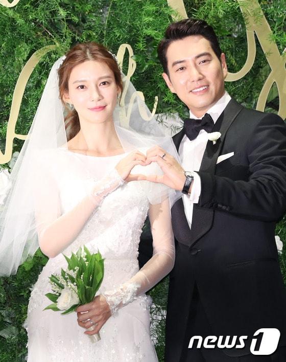 본문 이미지 - 배우 차예련 주상욱이 25일 오후 서울 워커힐호텔에서 결혼식을 올리기 전 기자회견을 열고 포즈를 취하고 있다. 주상욱, 차예련 커플은 지난해 종영한 MBC 드라마 '화려한 유혹'을 통해 연인으로 발전해 알콩달콩 사랑하다 결혼에 골인하게 됐다. ⓒ News1 권현진 기자