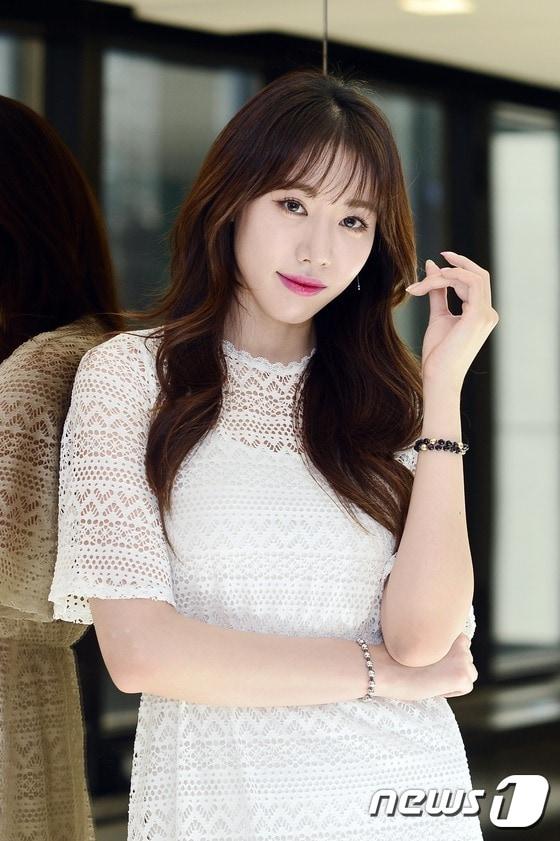 본문 이미지 - 걸그룹 달샤벳 출신 연기자 백다은이 25일 오후 서울 중구 뉴스1 본사에서 인터뷰에 앞서 포즈를 취하고 있다. 2017.5.25/뉴스1 ⓒ News1 민경석 기자