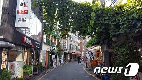 본문 이미지 - 옥류동천길로 지정된 종로구 자하문로7길(종로구 제공)ⓒ News1
