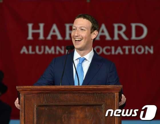 본문 이미지 - 마크 저커버그 페이스북 최고경영자(CEO)가 25일(현지시간) 미국 하버드대학에서 명예박사학위를 수여하고 졸업 연설을 하고 있다. ⓒ AFP=뉴스1