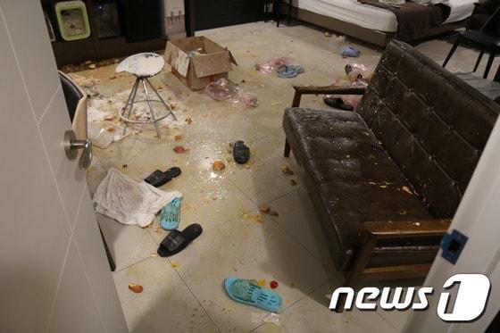본문 이미지 - 모텔 객실 내부에 날계란과 사이다, 밀가루 등이 뒤범벅돼 난장판이 된 모습.(부산지방경찰청 제공)ⓒ News1
