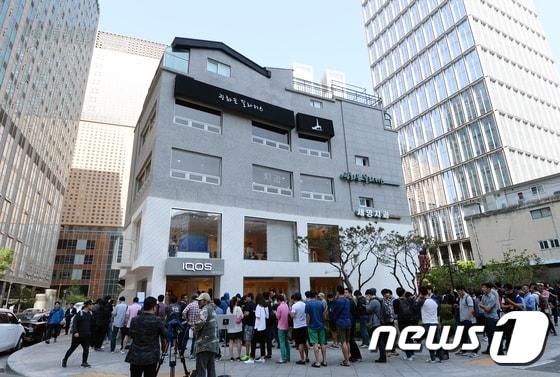 본문 이미지 - 아이코스 사전 판매를 시작한 지난 5월 27일 서울 종로구 아이코스 광화문점에 늘어선 고객들의 모습. ⓒ News1 오대일 기자