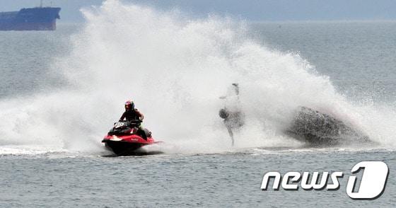 본문 이미지 - 28일 오후 경북 포항시 영일대해수욕장에서 열린 제트스키 프로투어 챔피언쉽 경기에서 충돌 사고로 선수가 물에 빠지고 있다. &#40;사진은 기사 내용과 무관함&#41; 2017.5.28/뉴스1 ⓒ News1 최창호 기자