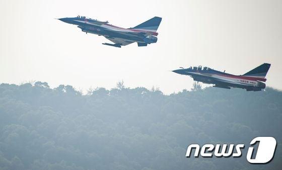본문 이미지 - 중국의 J-10 전투기. ⓒ AFP=뉴스1 