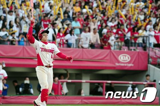 본문 이미지 - 28일 오후 광주 KIA챔피언스필드에서 열린 '2017 KBO리그 프로야구' KIA타이거즈와 롯데자이언츠의 경기에서 11회 말 KIA의 최원준이 만루 상황에서 끝내기 홈런을 치고 야구방망이를 치켜들고 있다. 2017.5.28/뉴스1 ⓒ News1 남성진 기자