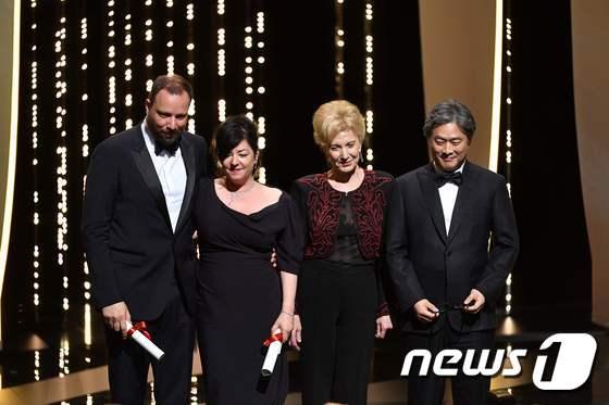 본문 이미지 - 요르고스 란티모스 감독, 린 램지 감독, 마리사 파레데스, 박찬욱 감독 AFP PHOTO / Alberto PIZZOLI ⓒ AFP=뉴스1