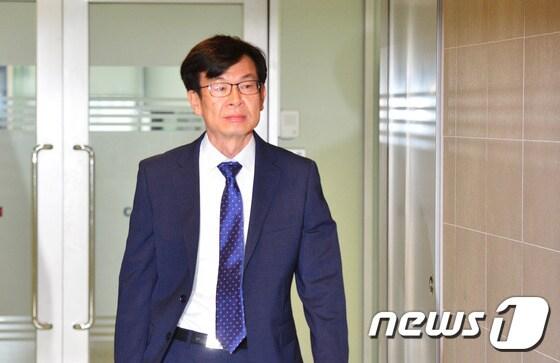 본문 이미지 - 김상조 공정거래위원장 후보자가 29일 오전 서울 중구 한국공정거래조정원에 마련된 청문회 준비 사무실로 출근하고 있다. 2017.5.29/뉴스1 ⓒ News1 이승배 기자