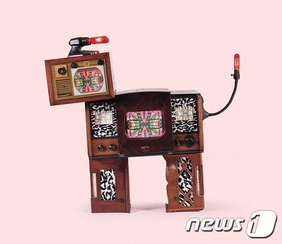 본문 이미지 - 백남준 1996년작 '스태그'(Stag) (서울옥션 제공) ⓒ News1